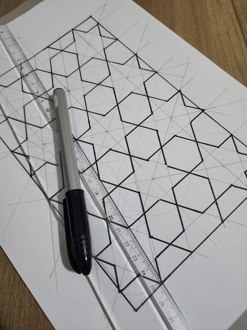 Estudante colorindo uma construção geométrica em papel